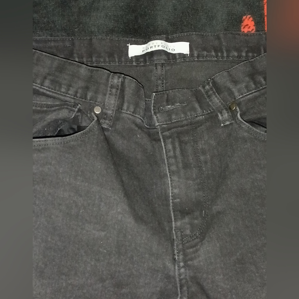 I'm selling these black pre-owned men's (Perry Ellis) jeans, gently worn (32/30)